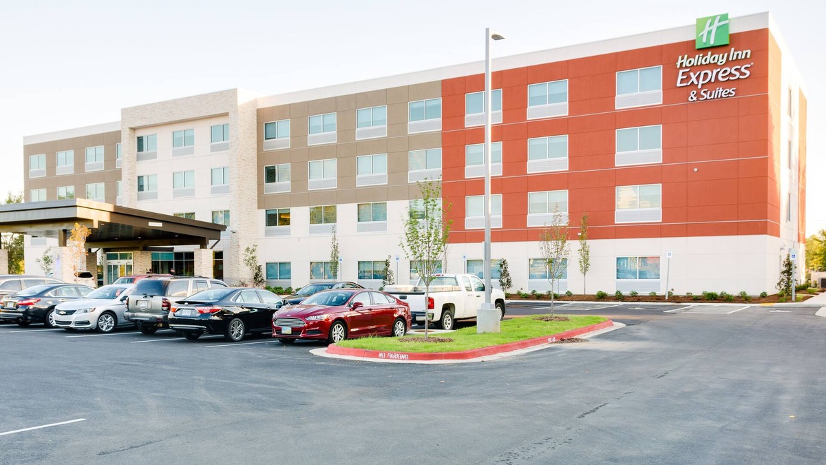 Russellville Hotel | Holiday Inn Express & Suites Russellville by IHG