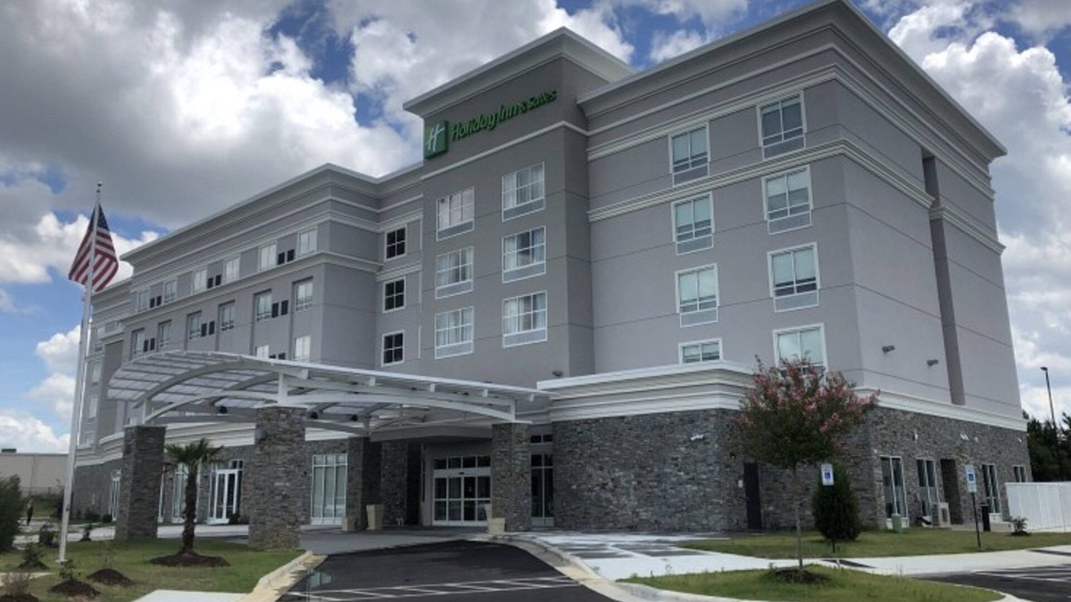 Fayetteville Hotel | Holiday Inn Hotel & Suites Fayetteville W-Fort Bragg Area by IHG