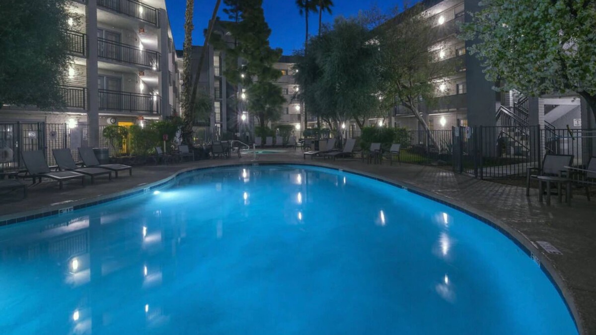 Camelback East Hotel | Holiday Inn Phoenix Airport North, Standard 2 Queens - Near City Hotspots