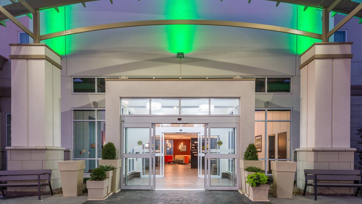 Salina Hotel | Holiday Inn Salina by IHG