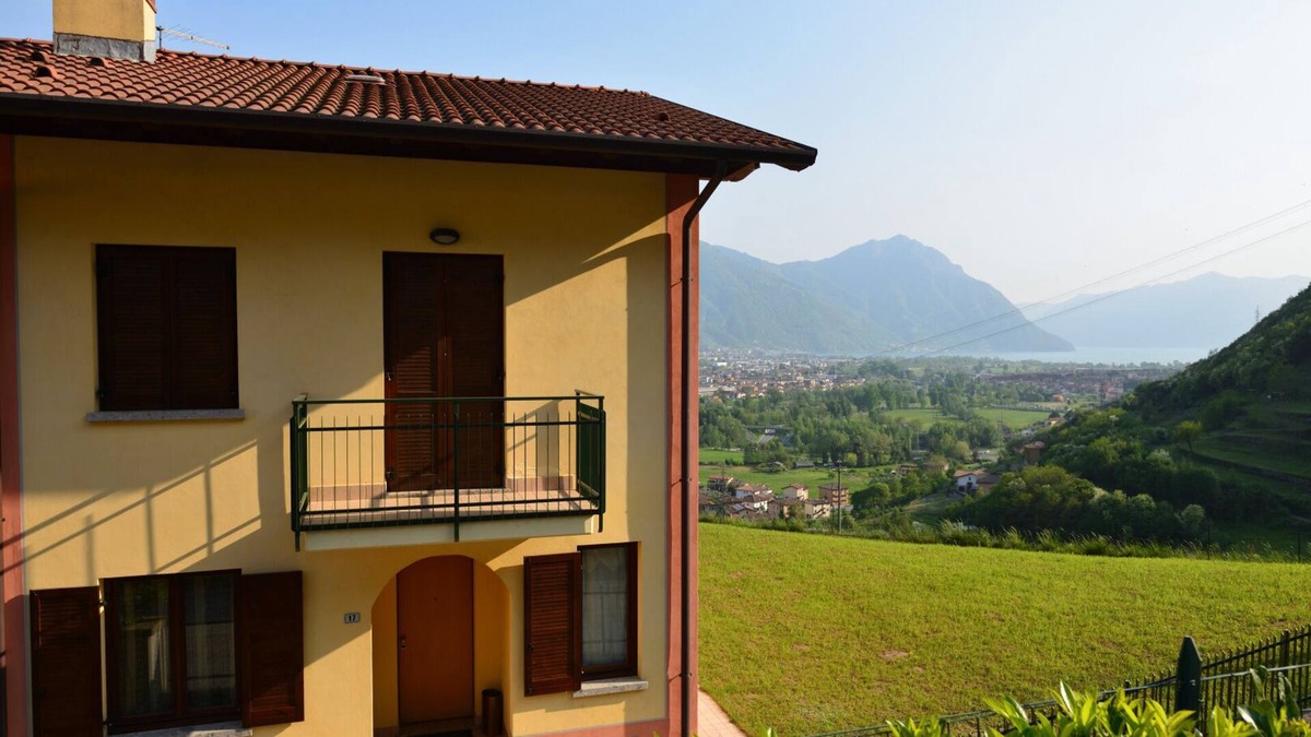 Rogno House | Holiday house terraced villa with large garden