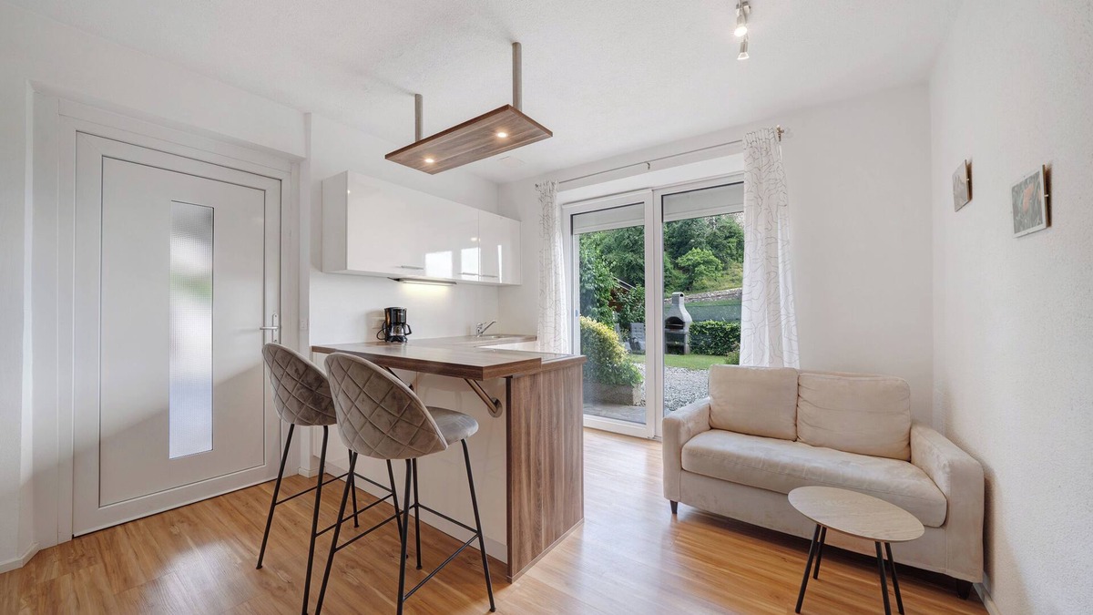 Vollan Apartment | Holiday Apartment "Mayenburg" with Mountain View, Shared Garden and Pool