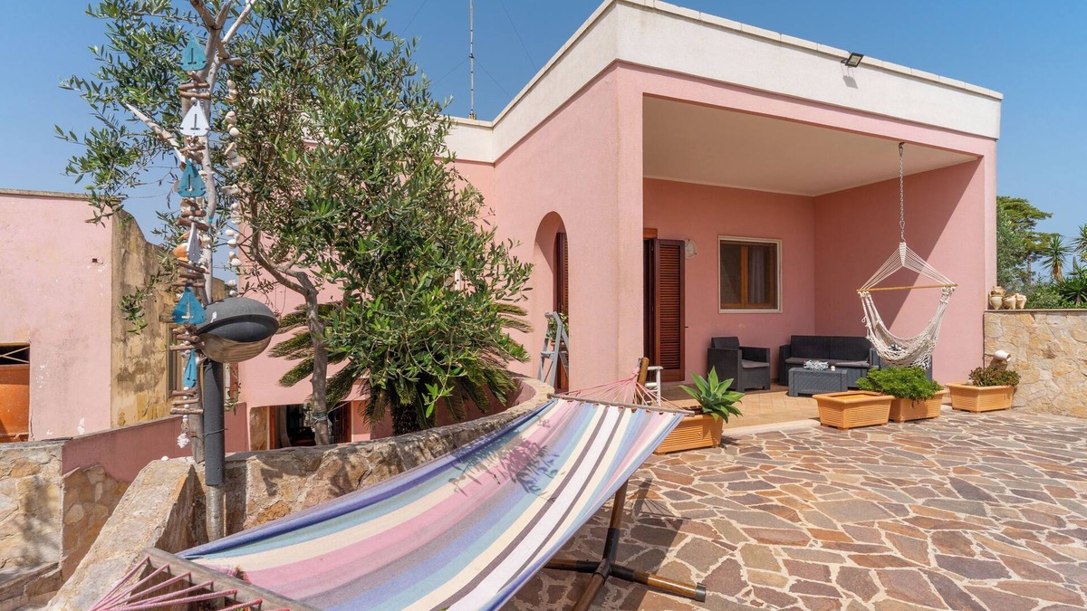 Torre Specchia Ruggeri Apartment | Holiday Apartment Amare 1 close to the Beach with Covered Terrace & Garden