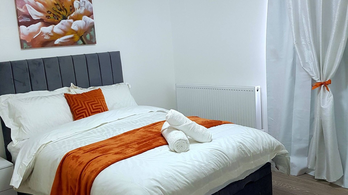 Chatham House | Holiday Let - Entire Modern Home in Medway