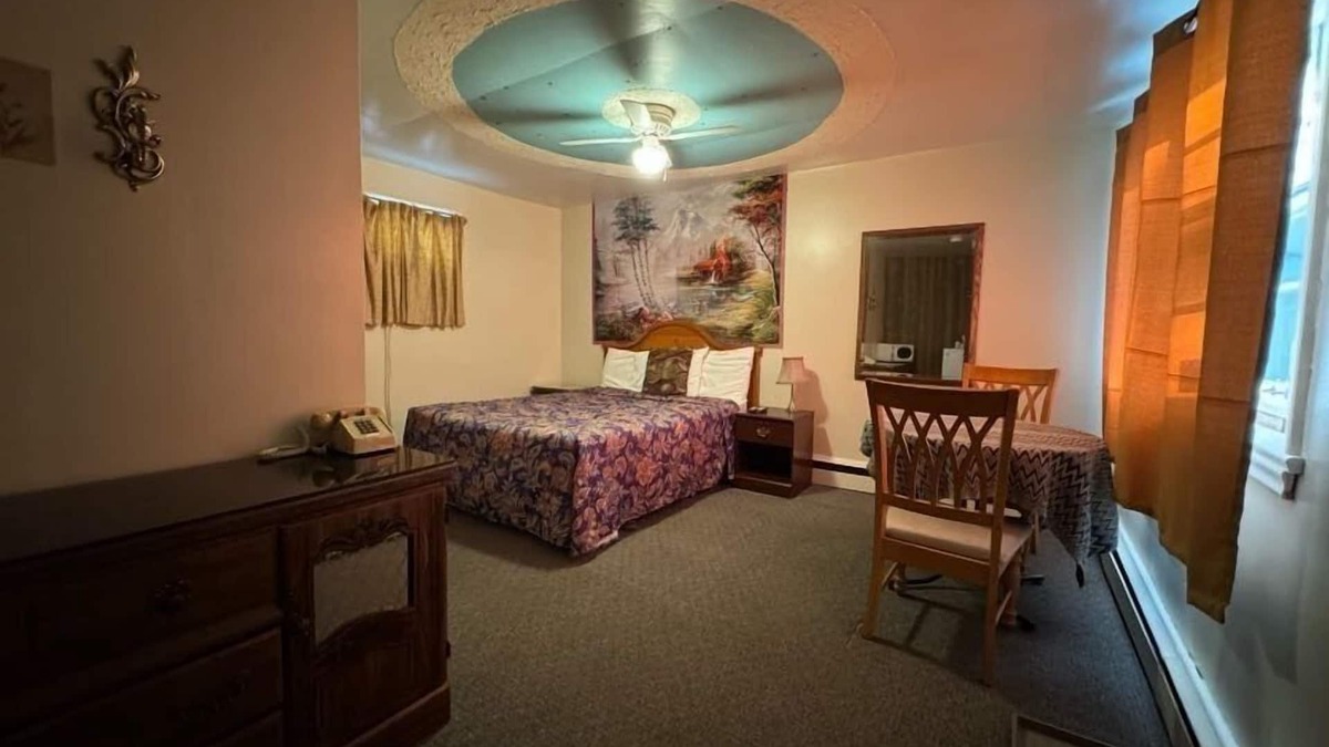 Orillia Hotel | Holiday Motel