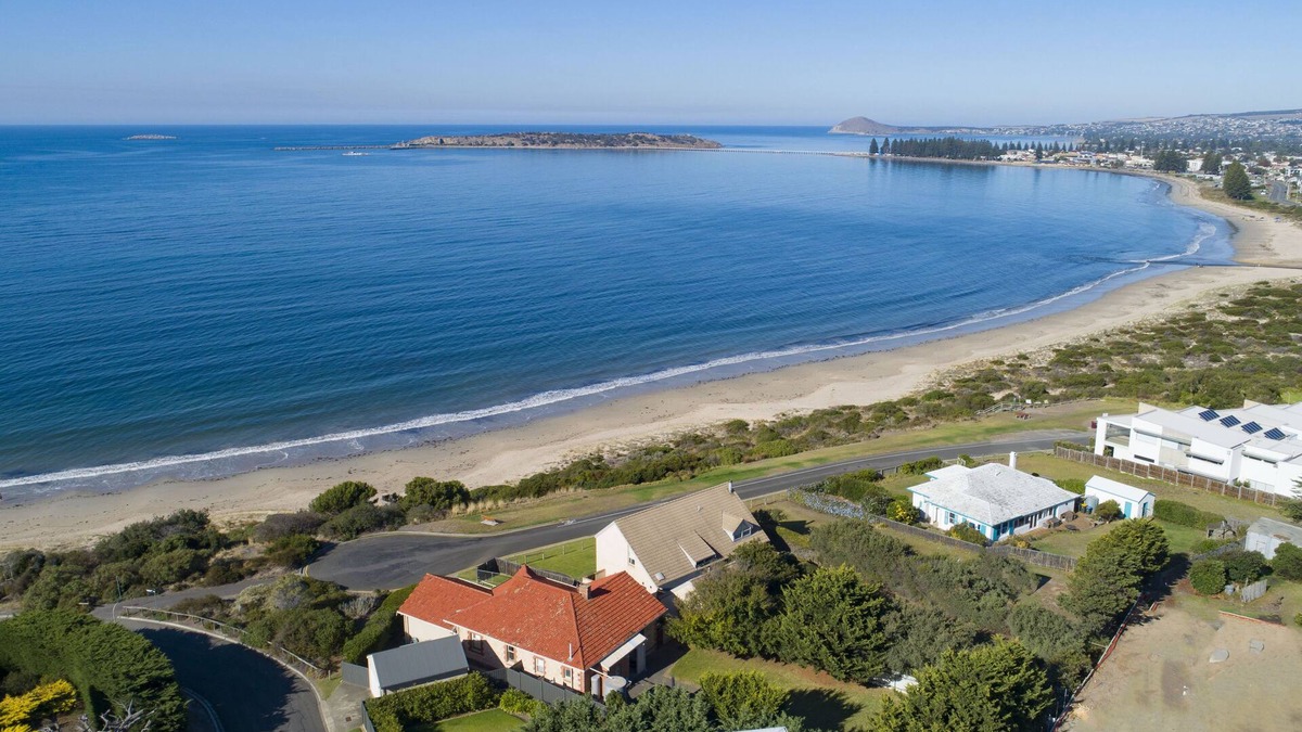 McCracken House | Holiday on Hayward - the ultimate beachfront holiday home, family friendly