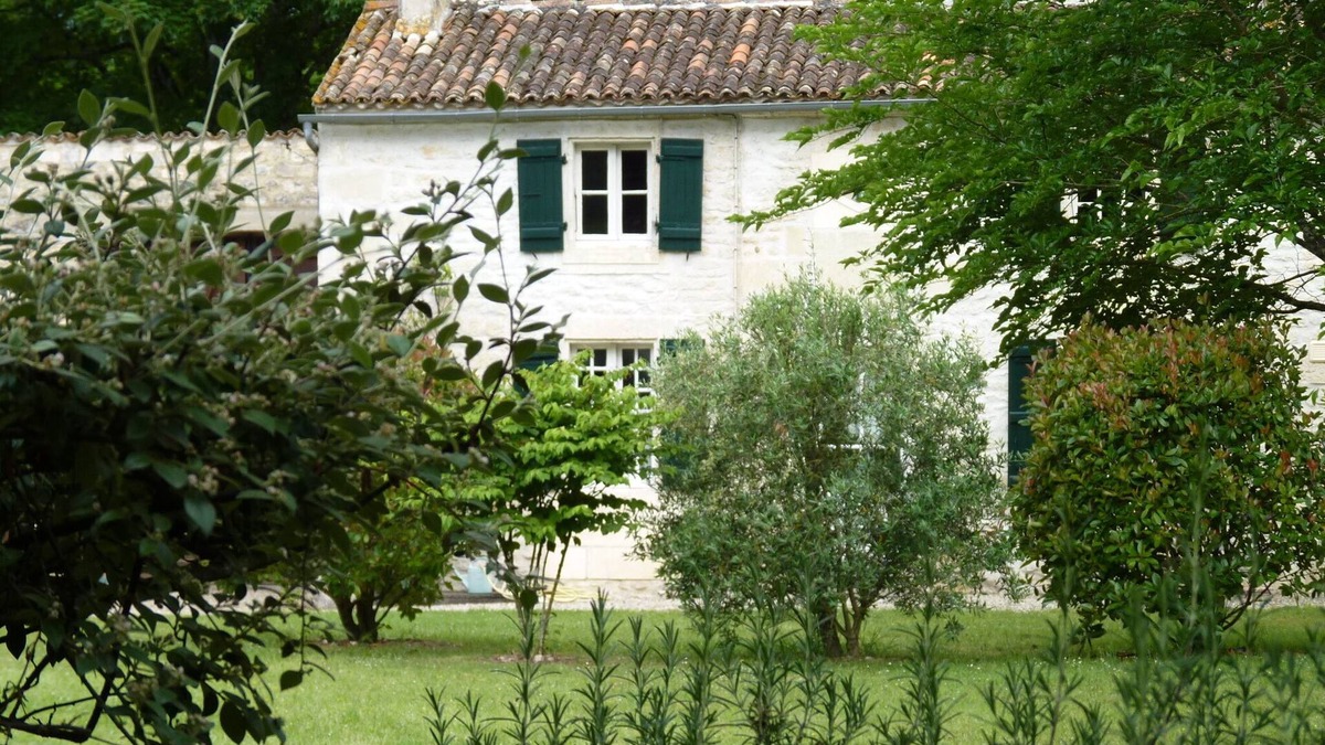 Chaniers Cottage | Holiday rental River Cottage with 17th century surroundings near Saintes & river