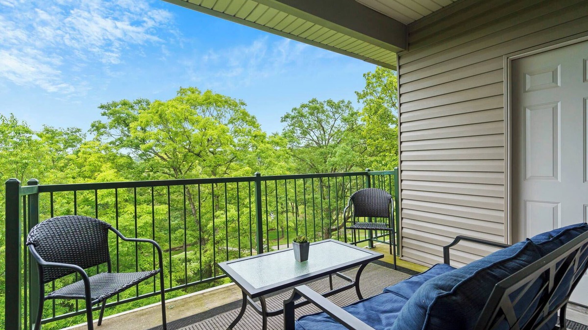 Branson Condo | Holiday Ridge Retreat 10 | Holiday Hills Branson | Golf Resort | Outdoor pools