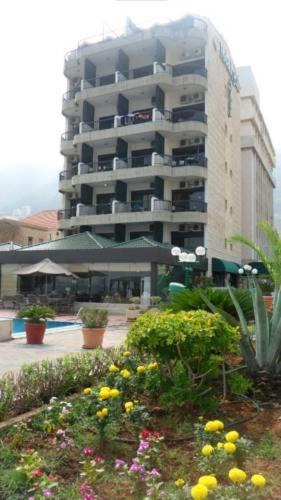 Jounieh Hotel | Holiday Suites Hotel & Beach Resort