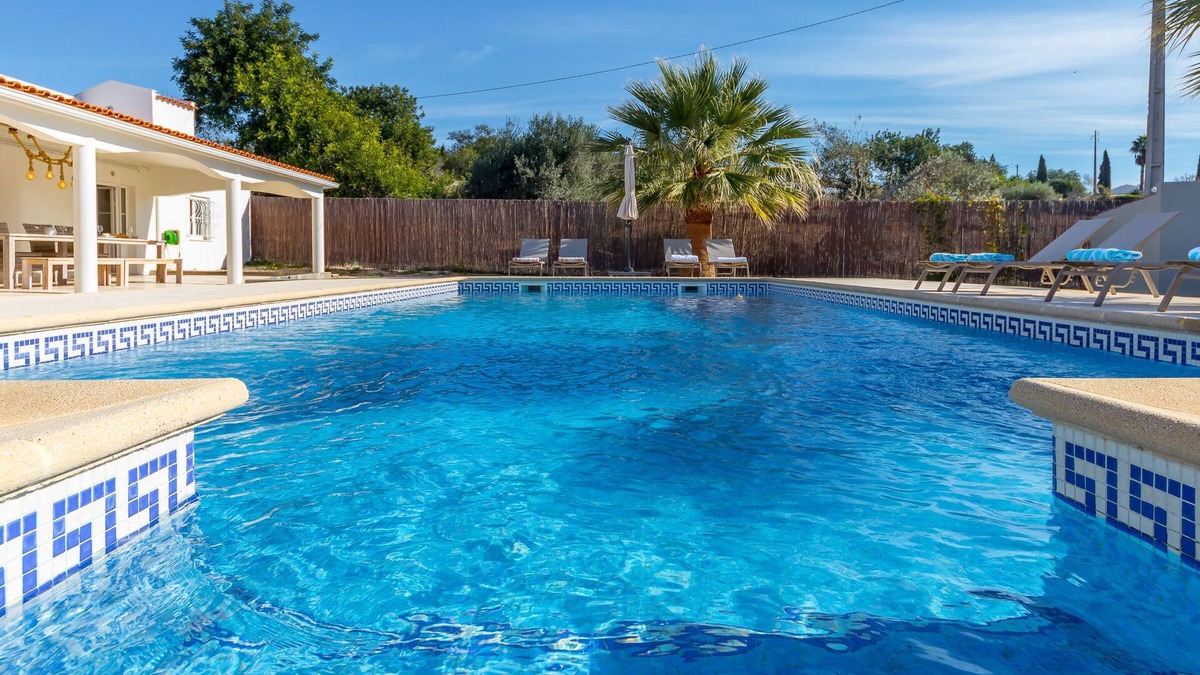 Mem Moniz Villa | Holiday villa with spacious terrace and large pool