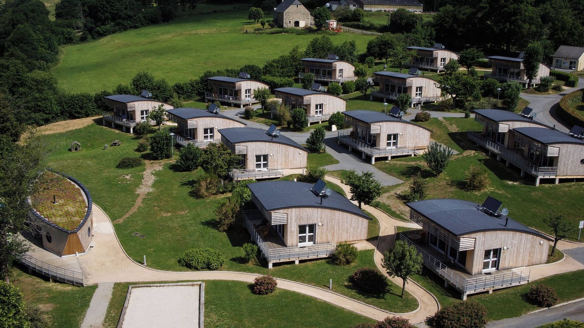 Menet Ski Chalet | HOLIDAY VILLAGE OF LAKE MENET/FACING LAKE 14 HECTARES