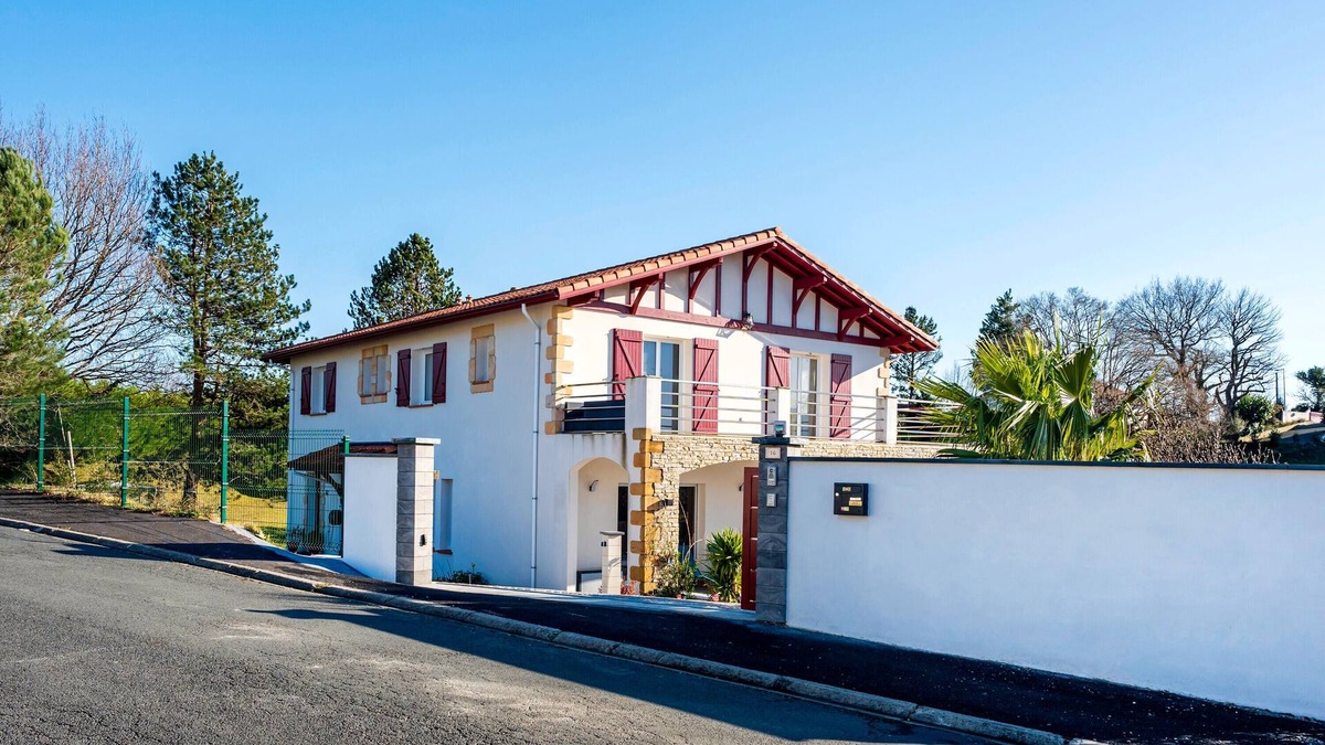 Saint-Pee-sur-Nivelle Apartment | 'Holidays at the Lake in a Duplex 3' with Mountain View, Private Garden and Balcony