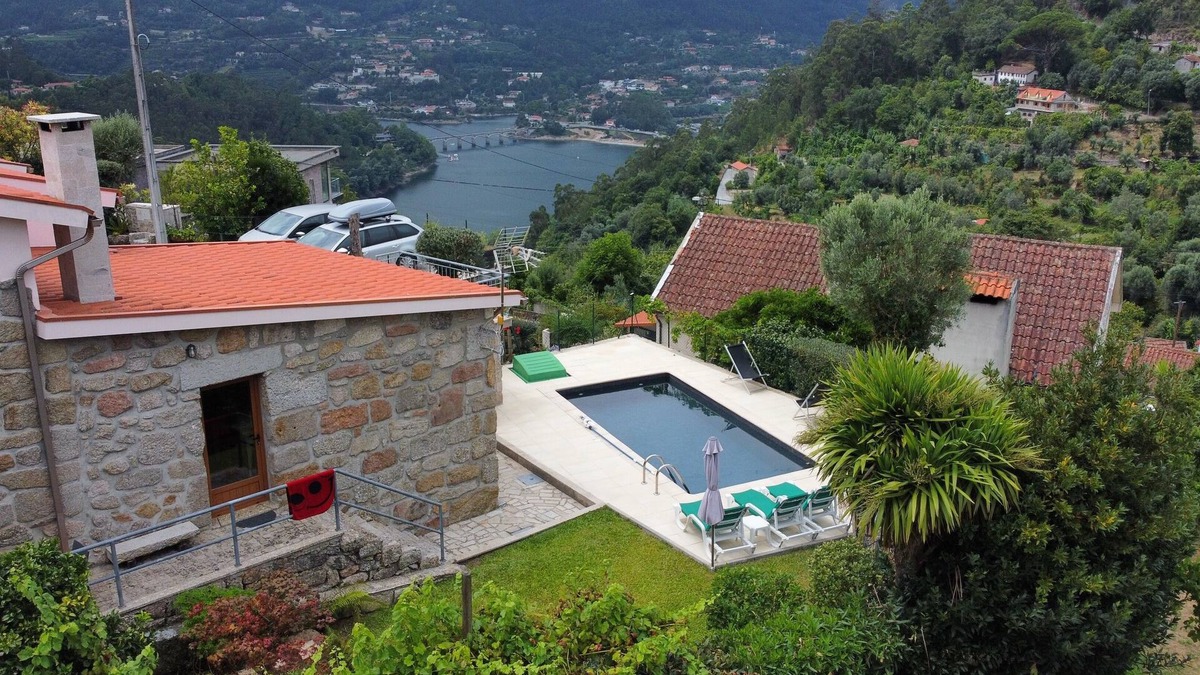 Cova Cottage | Holidayshome - Casa da Lage - Geres - River Views - WiFi - Pool