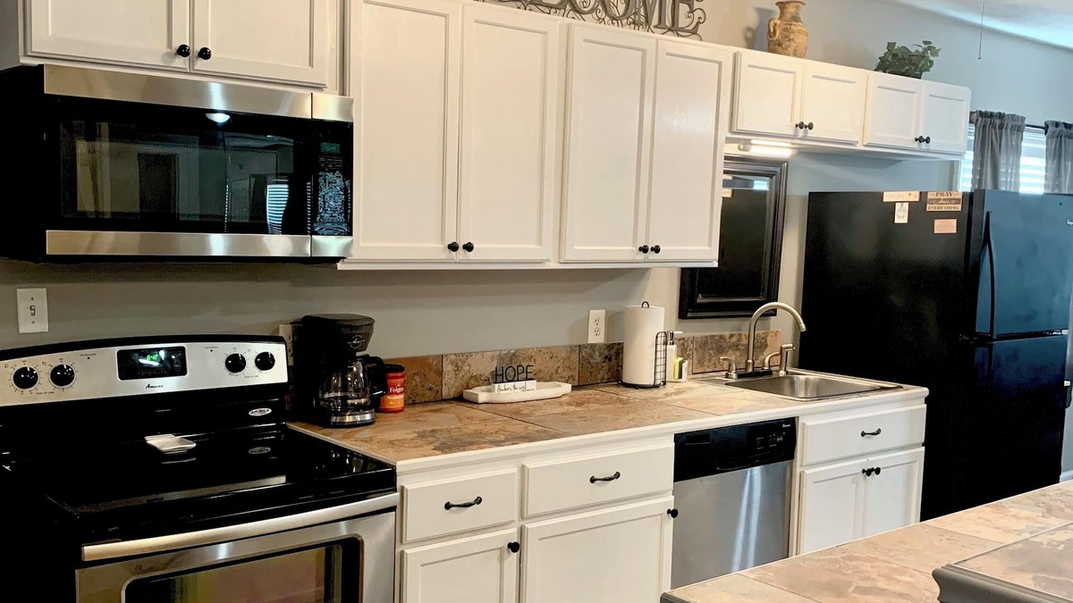 Vicksburg Apartment | Holley Rentals 2br+ bonus Room 1300 sq ft apt. Sleeps 8