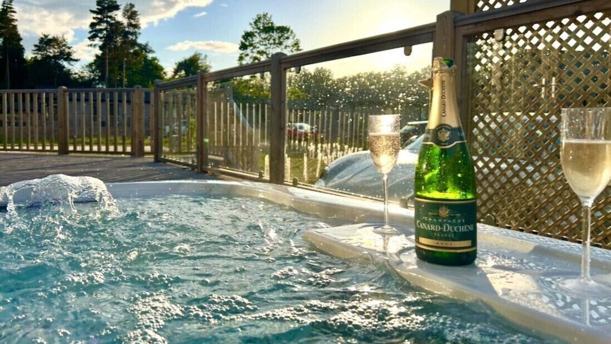 Ryther Apartment | Hollicarrs - Oak Tree Lodge - Lodge with Hot Tub