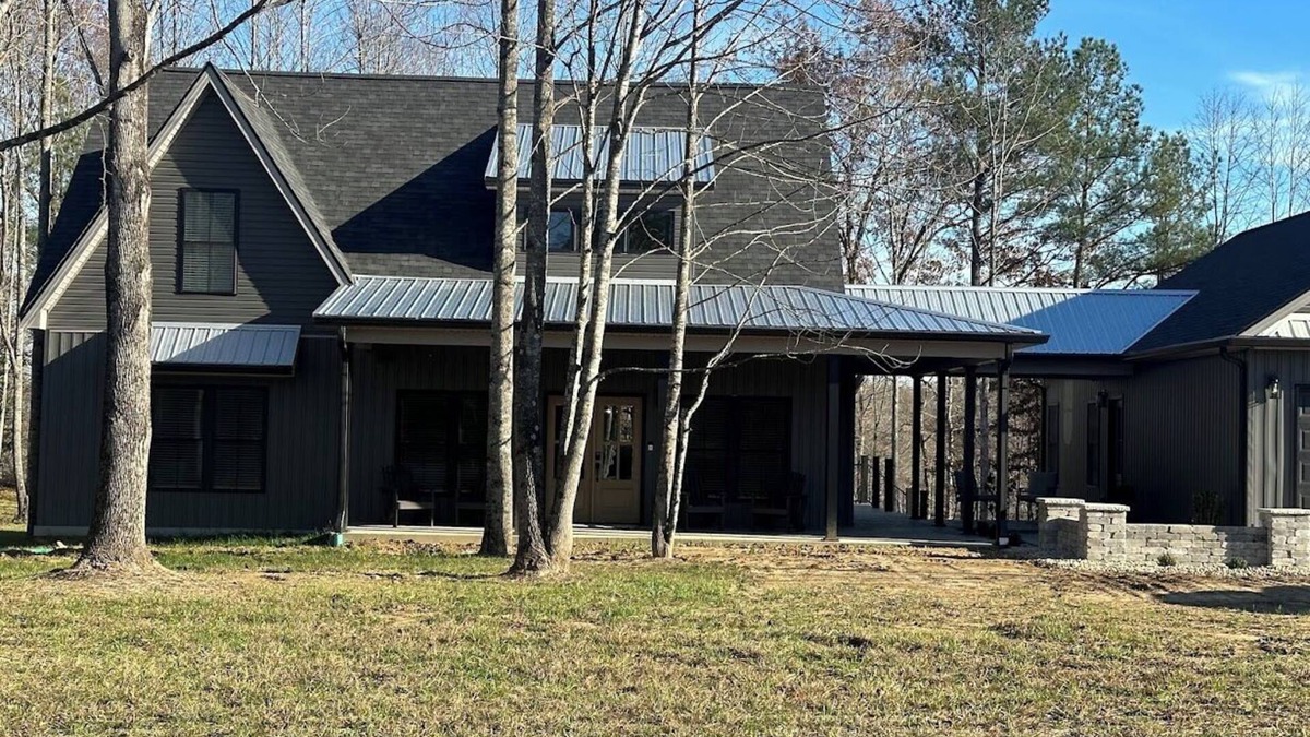 Lindseyville House | Holliday Inn, The Pines - Spacious and Luxurious 4 Bedroom Lake Home Sleeps 12