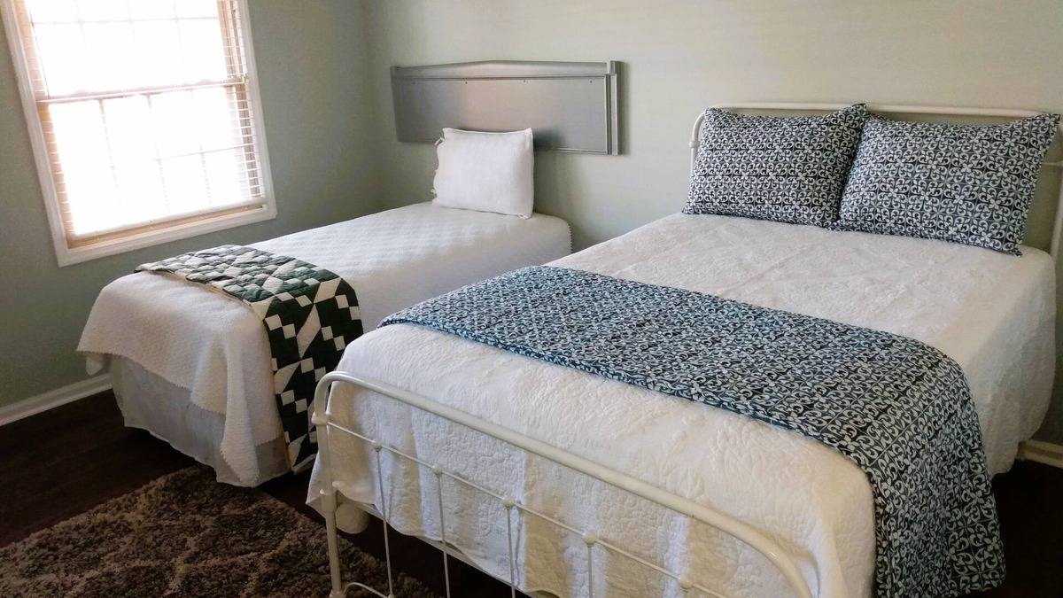 Lake Waccamaw House | Hollingsworth FashionableTownhome— Deaton's Chalet — Steps away from the lake!
