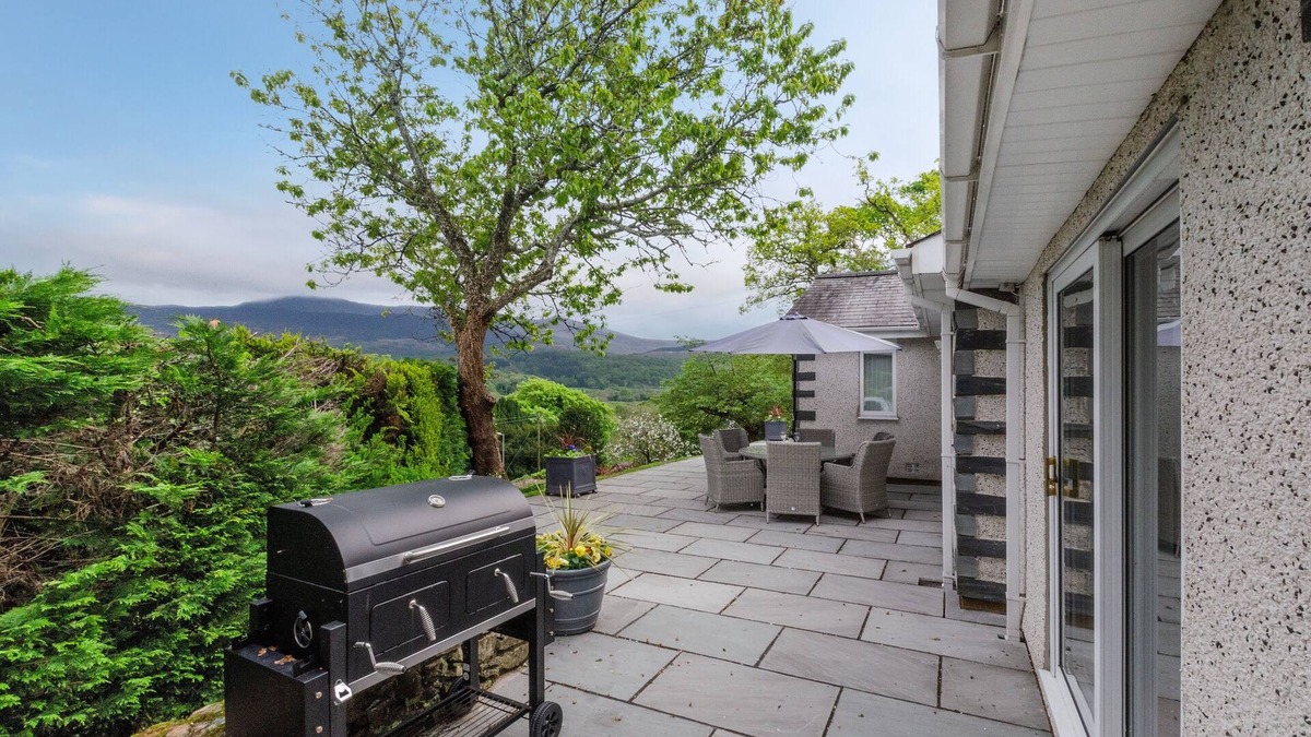 Llanelltyd House | Holly Bank - Four Bedroom House, Sleeps 8