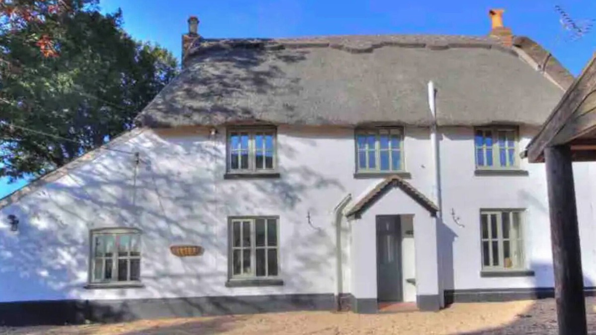 Lytchett Matravers Cottage | Holly Cottage Poole. Quaint Thatch. Jurassic Coast