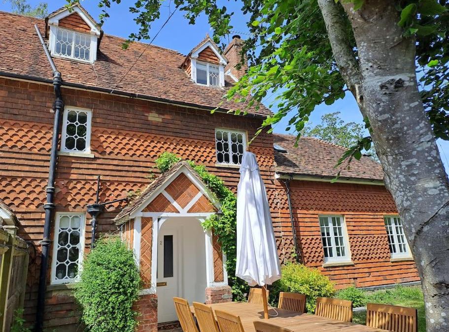 Bentley House | Holly Cottage, 2, Northbrook Park, Farnham-up to 6 adults