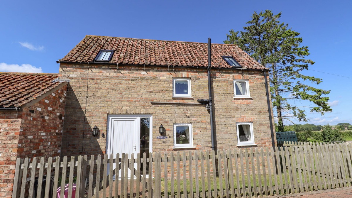Alford Cottage | HOLLY COTTAGE, family friendly, with a garden in Alford