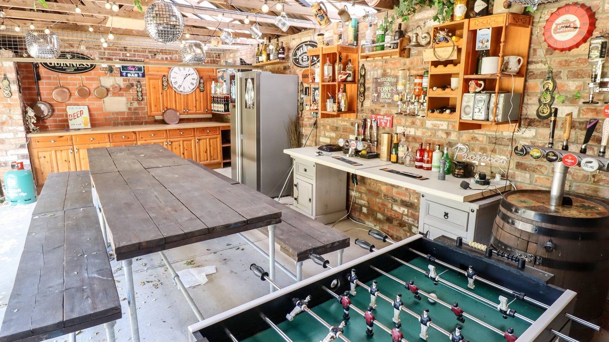 Holton Le Clay Cottage | Holly Cottage