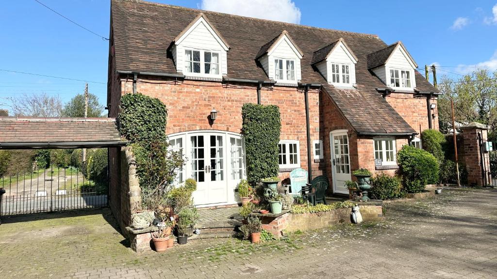 Muxton House | Holly Cottage