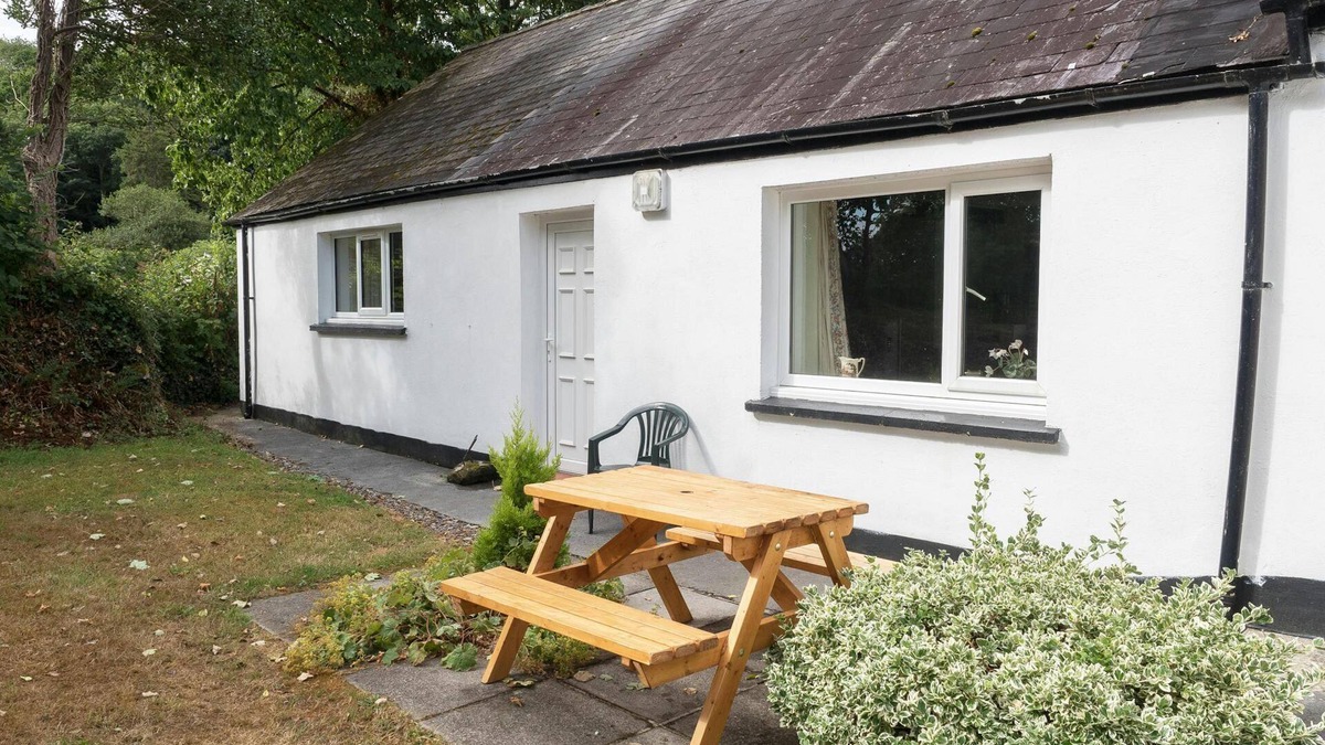 Llangeler Cottage | Holly Cottage, Newcastle Emlyn
