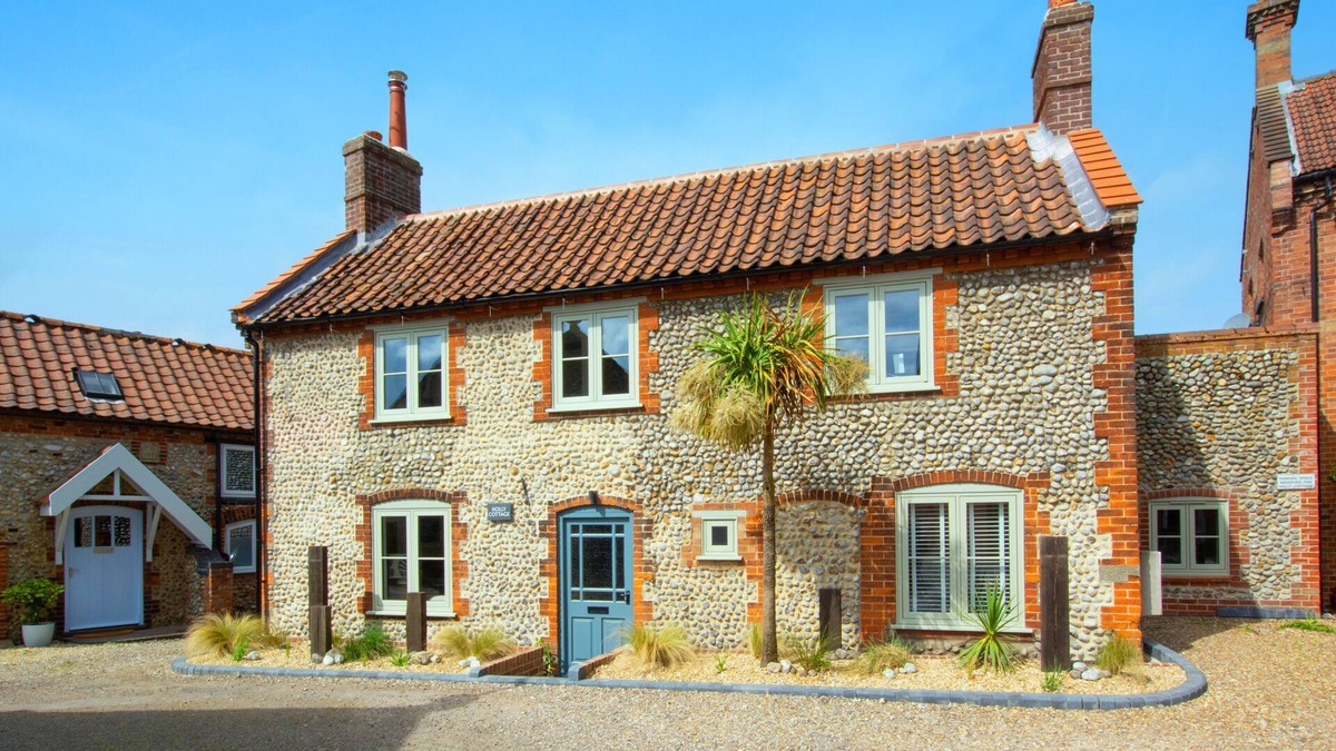 Holt House | Holly Cottage - Three Bedroom House, Sleeps 6
