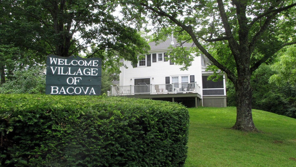 Warm Springs House | Holly House near Beautiful Trails and River Access