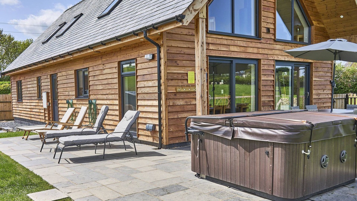 Kingswood Cottage | HOLLY LODGE, pet friendly, luxury holiday cottage in Montgomery