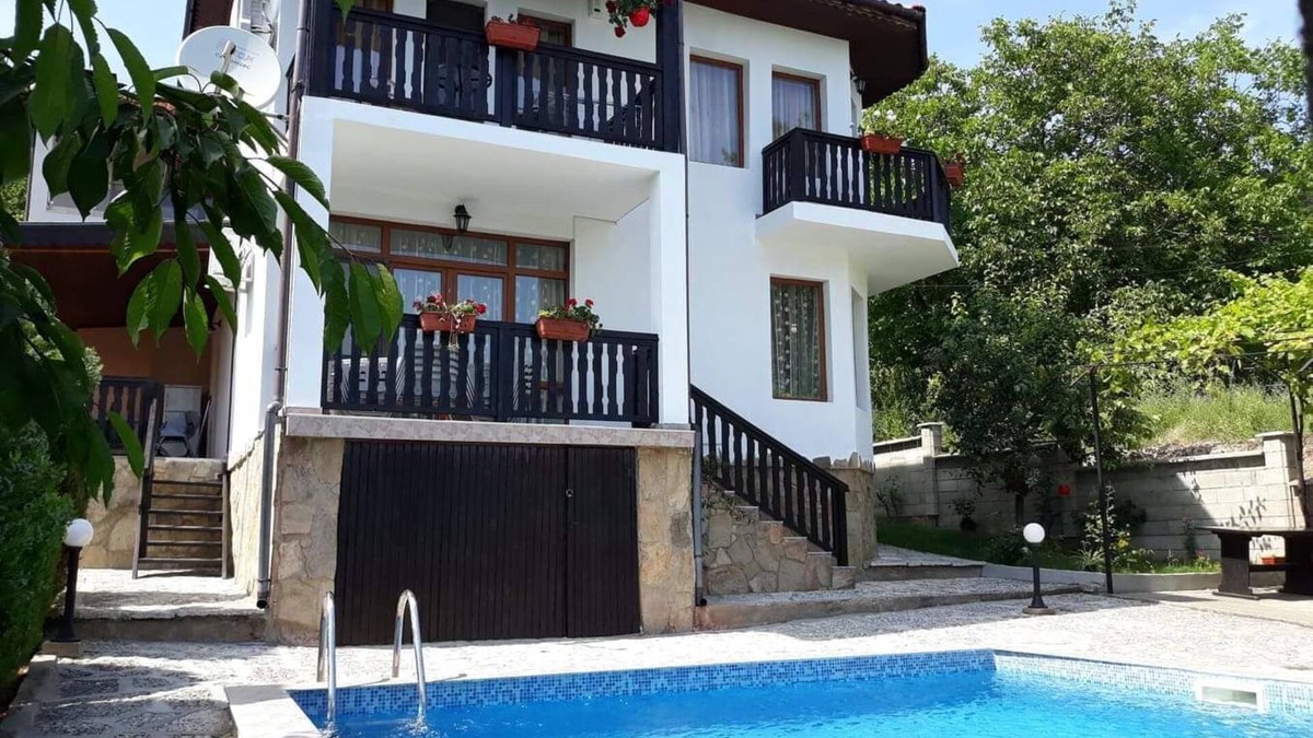 Balchik House | HOLLY - Quiet guest house with seaview and a pool