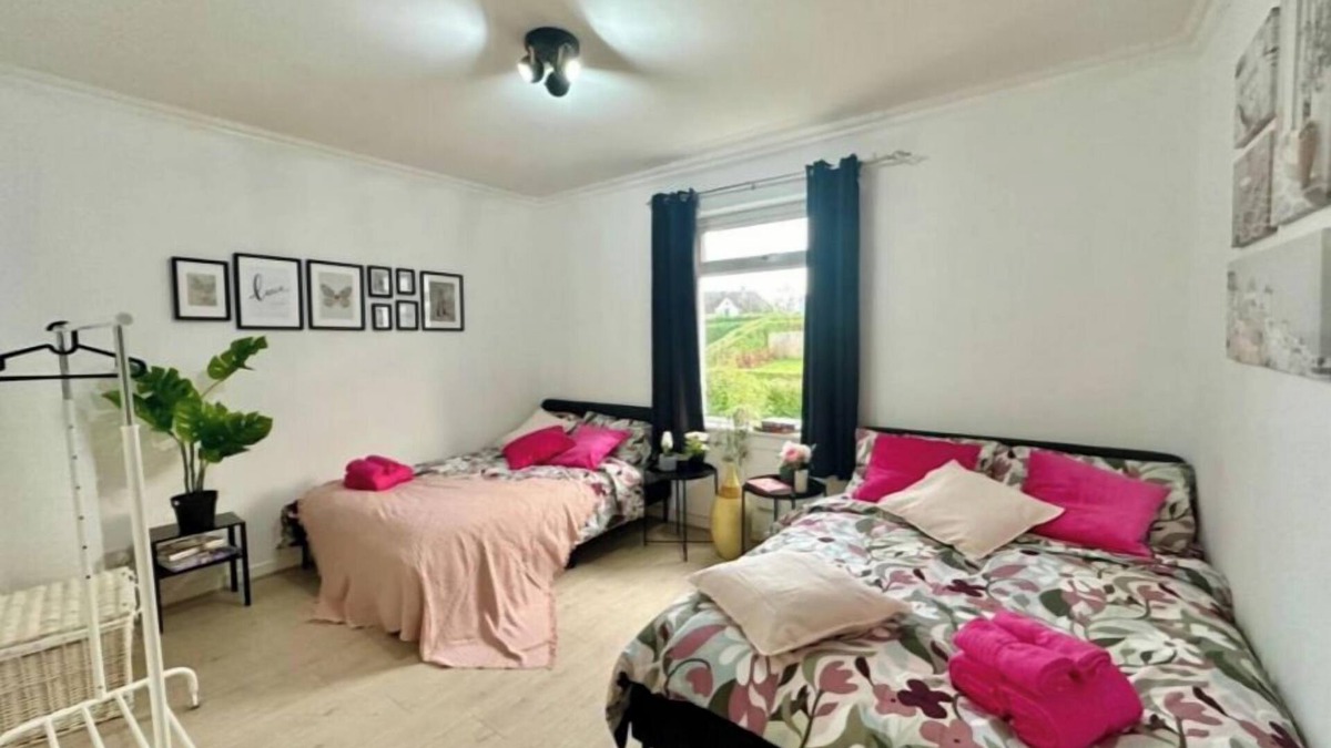 Clydebank Apartment | Holly street house with Separate Entrance, on the Edge of Glasgown