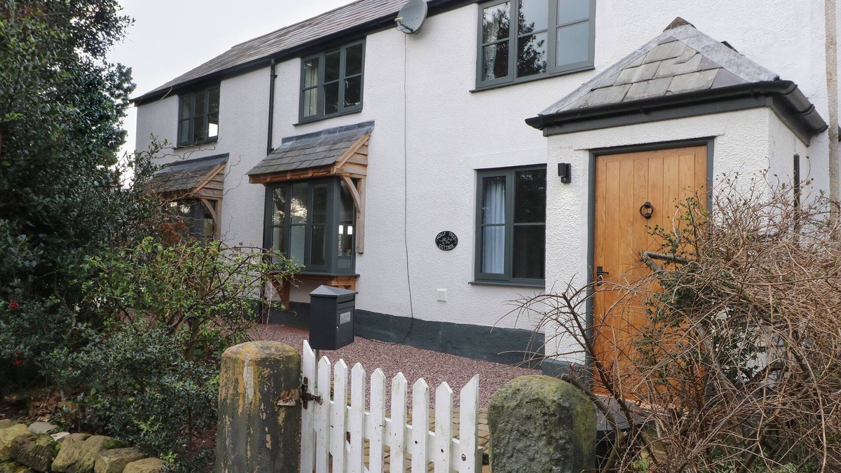 Mouldsworth Cottage | HOLLY TREE COTTAGE, family friendly, with open fire in Tarvin