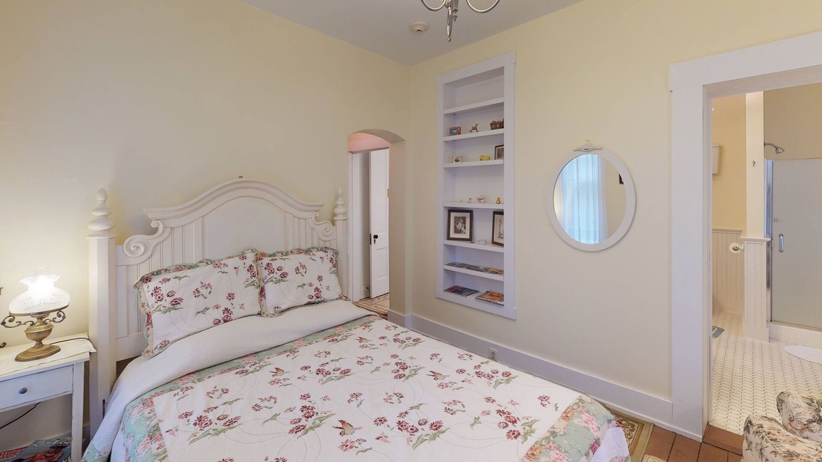 Nelsonville Bed & Breakfast | Holly Tree Room w/Clawfoot Bathtub in Historic Hyde House near Hocking Hills