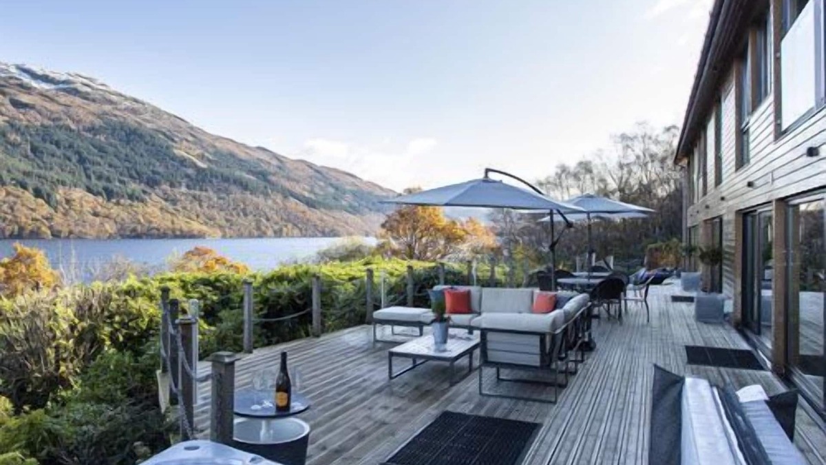 Arrochar Cottage | Hollybank House Sleeps 10 - sleeps 10 guests in 5 bedrooms