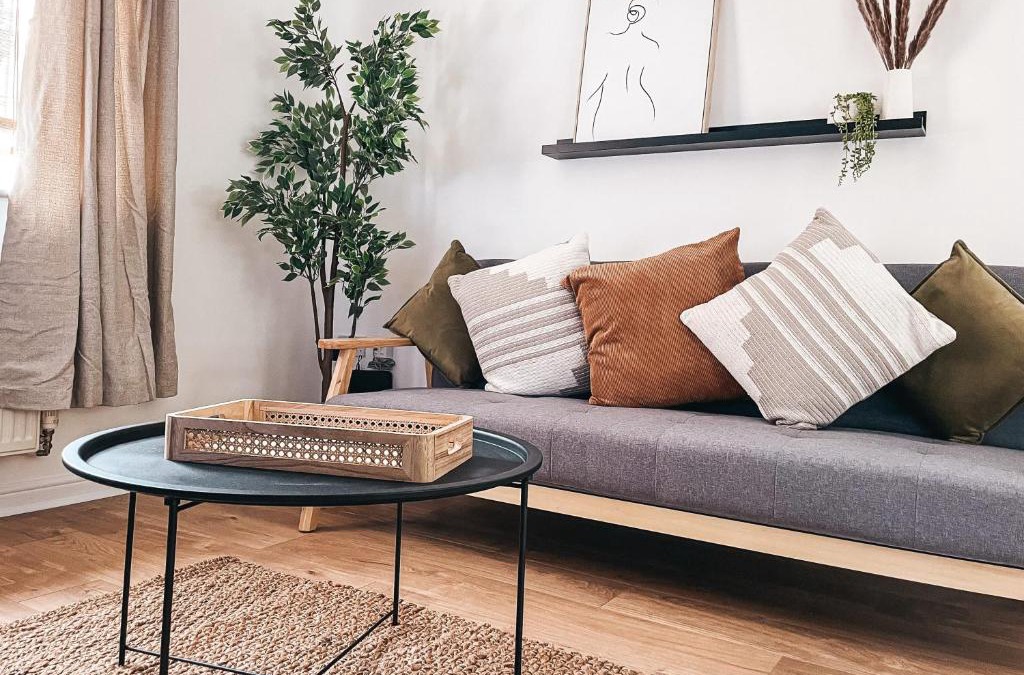 Rogerstone Apartment | Hollybush Apartment, by Solace Stays