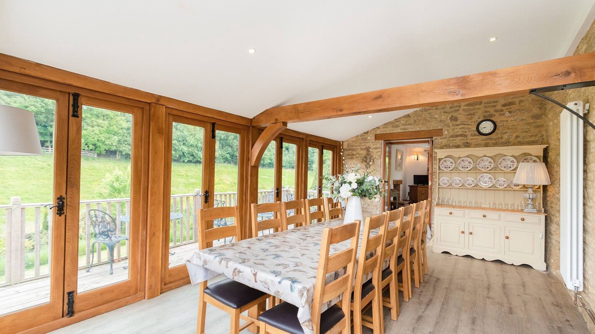 Witney House | Hollyhock House. Sleeps 10, Idyllic Cotswold Cottage, Arctic Cabin, playground.