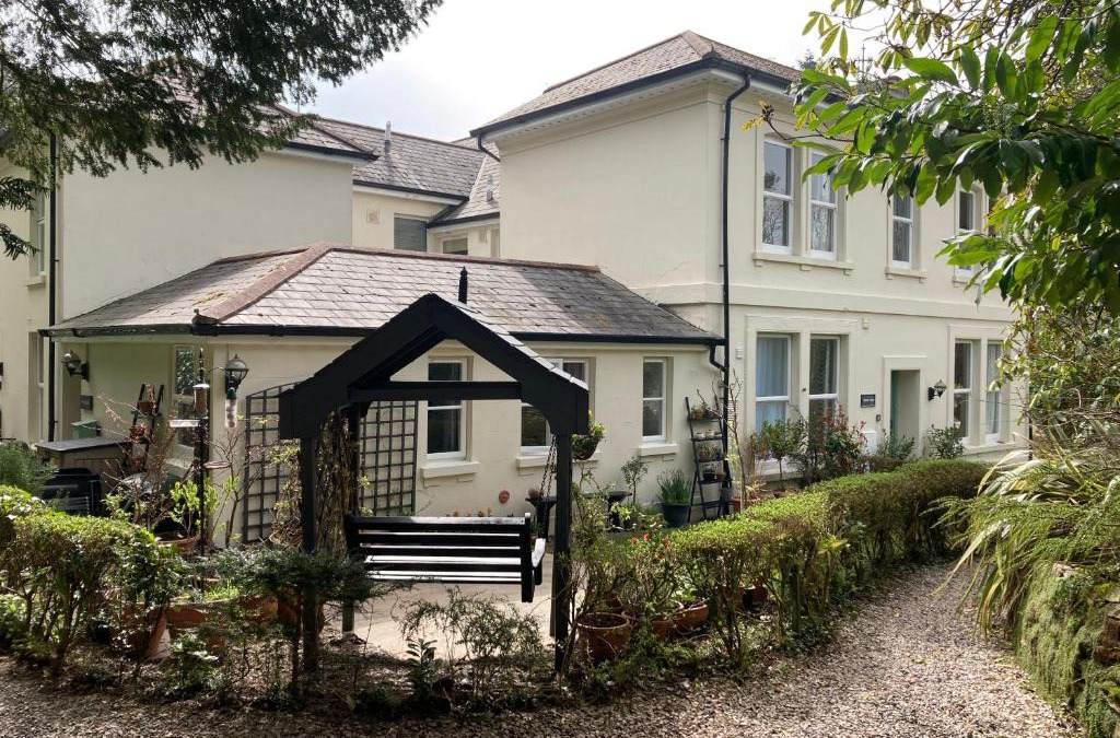 Ivybridge Apartment | Hollyhocks Holiday Home- 2 bedroomed ground floor apartment sleeps 5