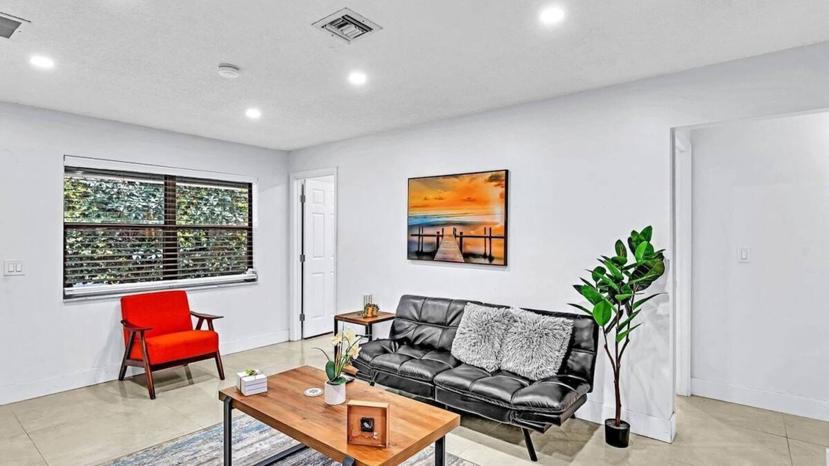 Little Ranches House | Hollywood 2 Bdrm New Furnished Beach Vacation LB2