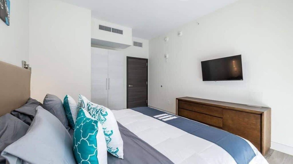 Hollywood Lakes Apartment | Hollywood Beachfront Apartment at COSTA