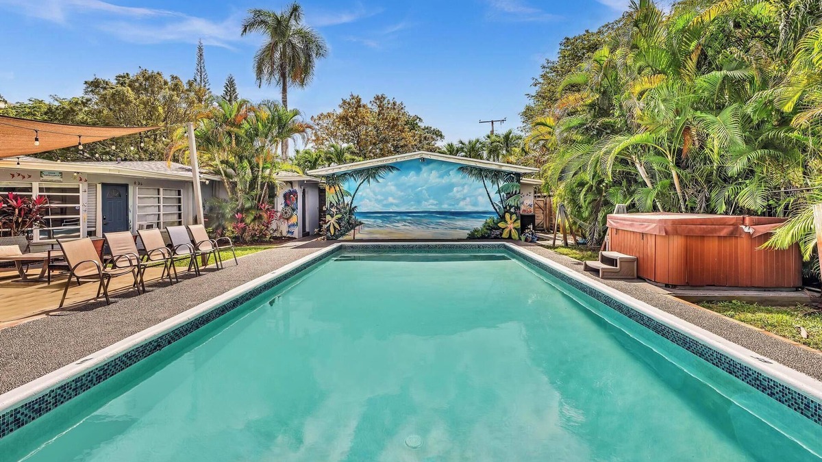 Parkside House | Hollywood Castle 7 Bdrms 4 baths pool ,hot tub close to beaches Fully private