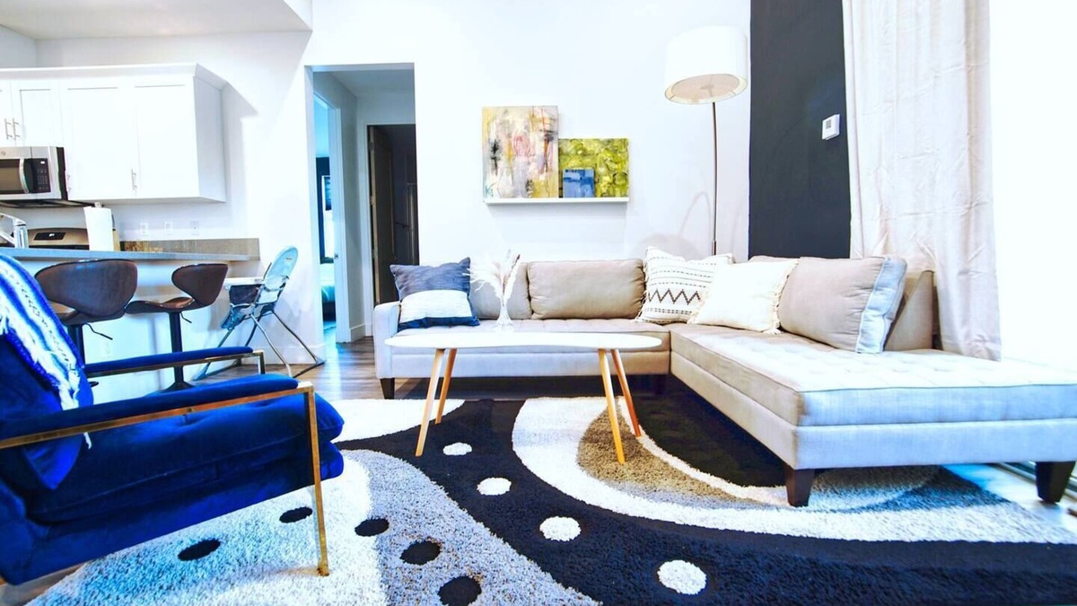 Lawndale Condo | Hollywood Hideaway