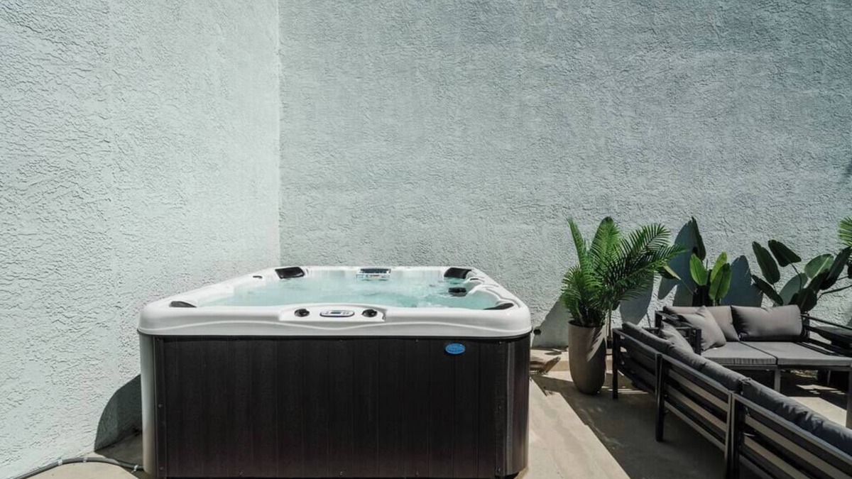 Hollywood Hills West House | Hollywood Hideaway - Jacuzzi, Parking, AC, Laundry