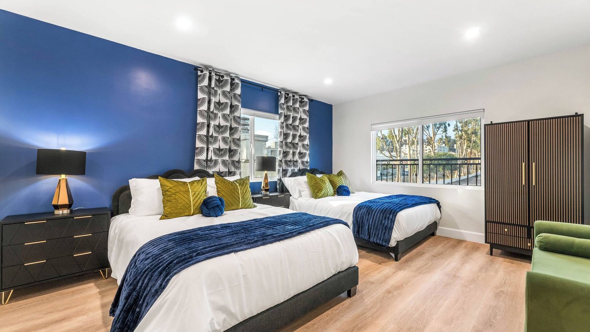 Hollywood House | Hollywood Hideaway - Central to Famous Hot Spots with WiFi, AC