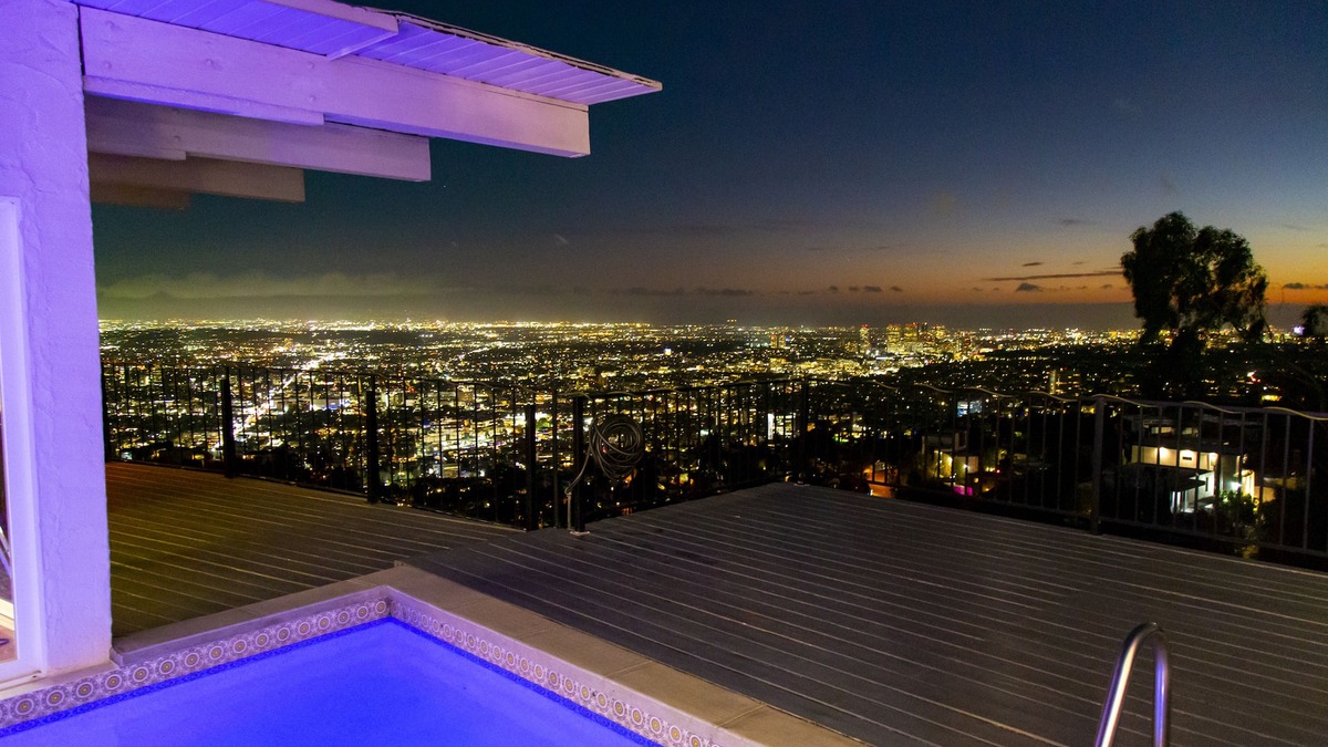 Hollywood Hills West House | Hollywood Hills jetliner views among the stars