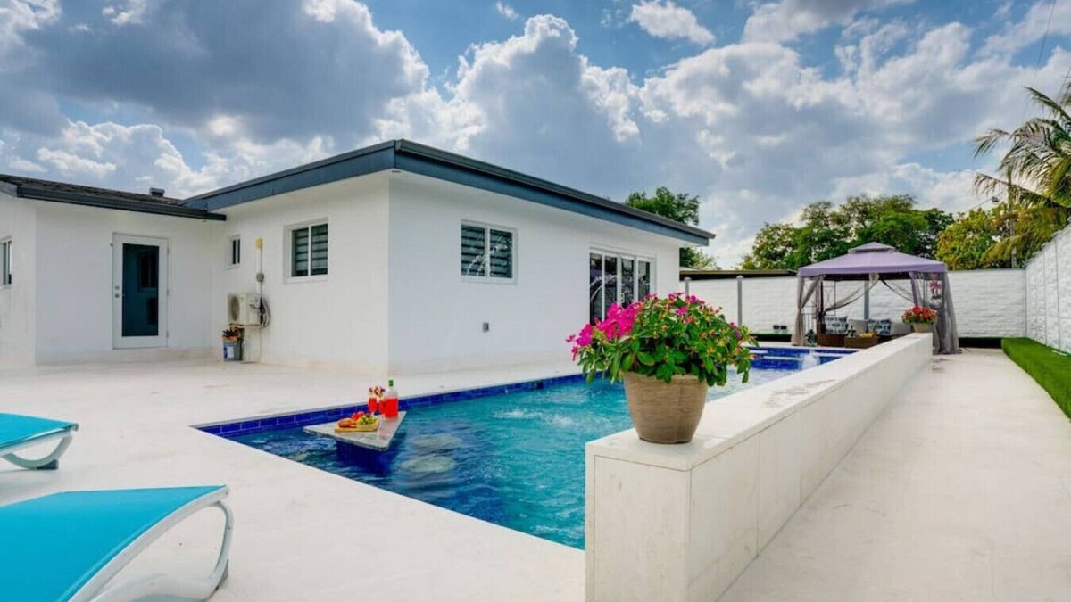 Boulevard Heights House | Hollywood Home w/Pool, Jacuzzi, BBQ, & Pool Table