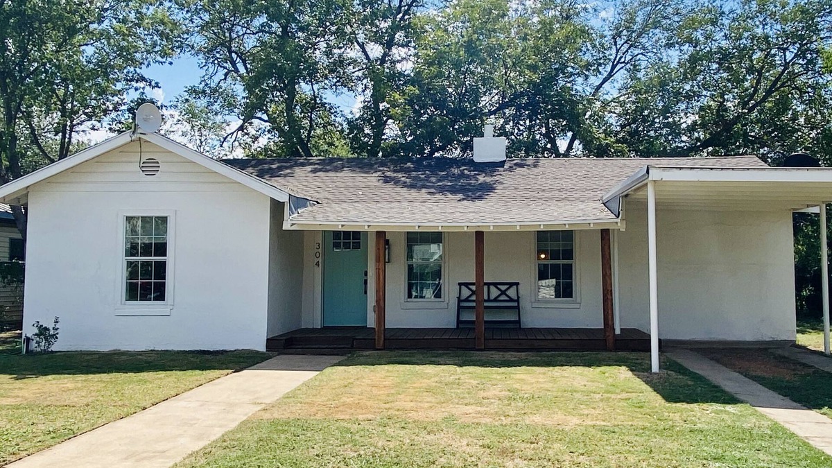 Coleman House | Hollywood House sits in a quiet neighborhood.