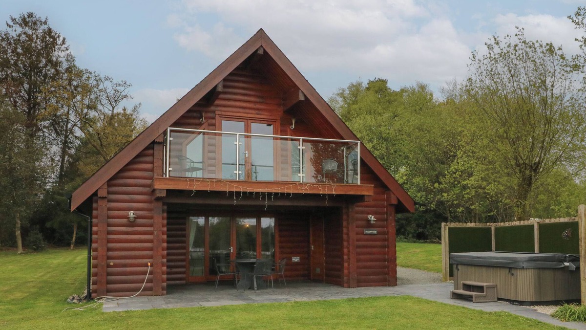 Winkleigh Cottage | HOLLYWOOD, pet friendly, with hot tub in Dolton