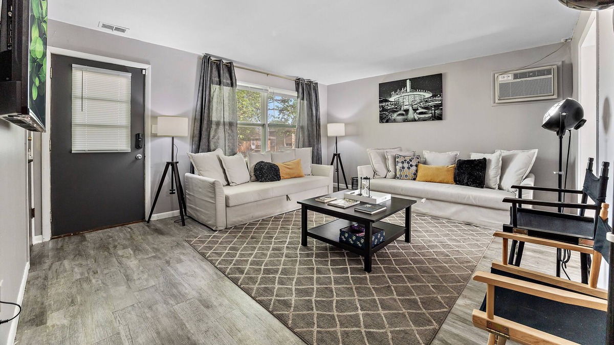 Aurora Apartment | Hollywood-Themed Apt in Aurora/WiFi/FreeParking/75"TV/AppleTV/YouTubeTV